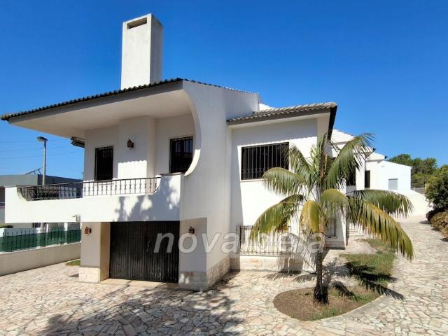 Moradia em bom estado com grande garagem e sótão total