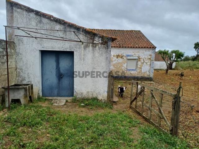 Moradia em Cabrela para recuperar em terreno de 1567m2