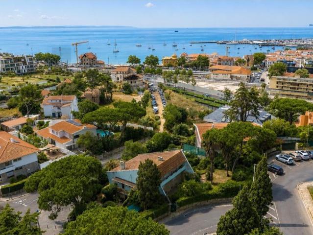Moradia em Cascais | 400m² Área Bruta | 1.190m² de Lote | a 400mt da Praia da Rainha e da Duquesa