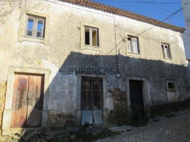 Moradia em Castanheira de Pera em ruina com terreno