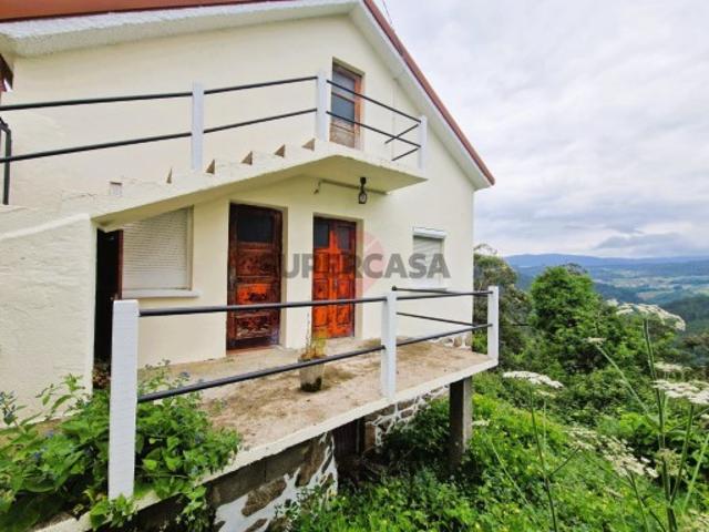 Moradia em Chaviães e Paços