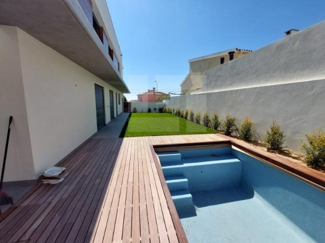 Moradia em condomínio com piscina