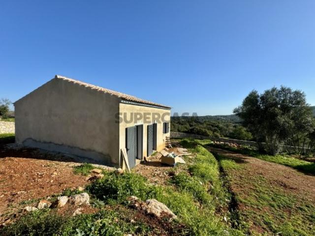 Moradia em construção com terreno e vista mar em Moncarapacho
