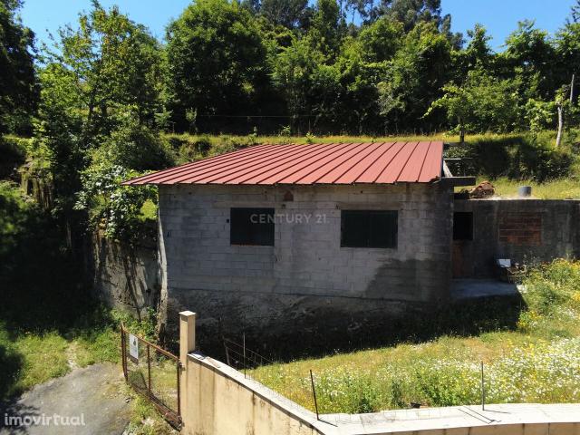Moradia em construo e Terreno com 3700m2