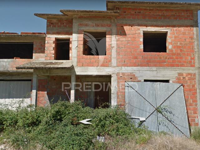 Moradia em Construção em Terreno com 800m2