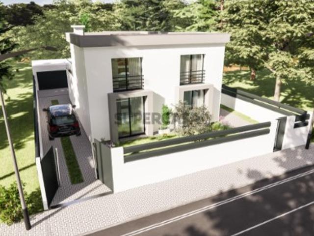 Moradia em construção em Azeitão junto à serra da Arrábida