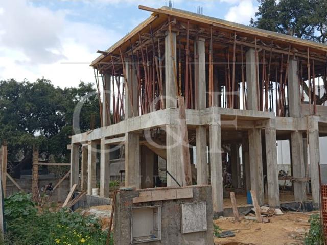 Moradia em construção em Azeitão junto à serra da Arrábida