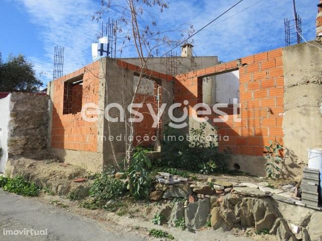 Moradia em construo mais terreno com 35m2 em Geraldos