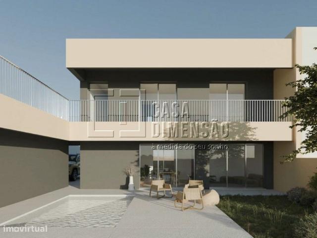 Moradia em construo localizada na zona da Charneca da Caparica, c.