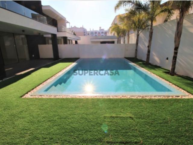 MORADIA EM COSTA DE CAPARICA