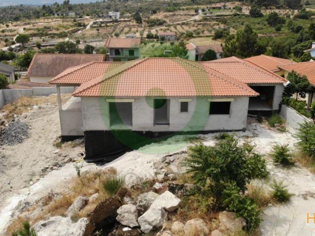 Moradia em Fase de Construção com 1.100 m² de Terreno ? Mem Paz Estrada 213, direção Chaves | 26084009251