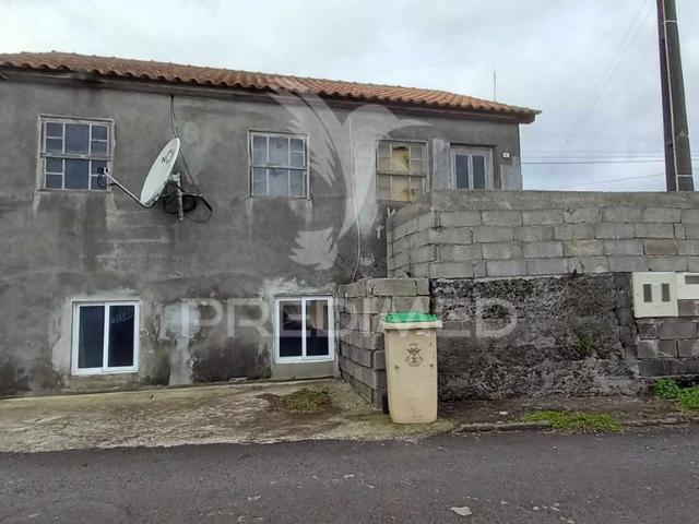 Moradia em fase de reconstruo, para venda, na Piedade