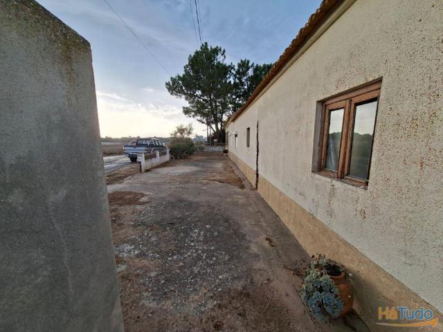 Moradia em Foros de Salvaterra para recuperar. | 26084058981