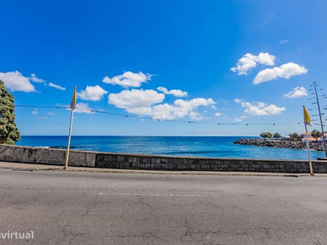 Moradia em frente praia de So Roque
