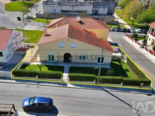 Moradia em gaveto T5 em Cadaval e Pêro Moniz de 663 m²