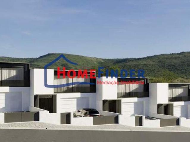 Moradia em Gaveto V3 com Piscina Priscos | 24093818280