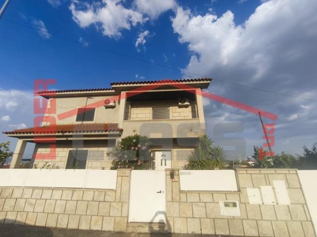 Moradia em granito com jardim