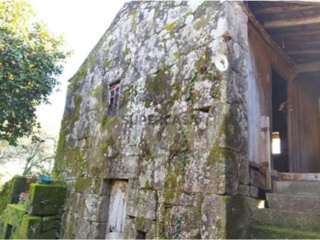 Moradia em granito com quintal, em Campia, Vouzela