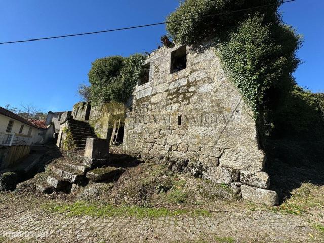 Moradia em granito para recuperar com amplo terreno Celorico de Bast