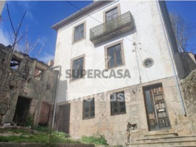 Antiga casa senhorial T10 bem no centro da cidade pronta para restaurar