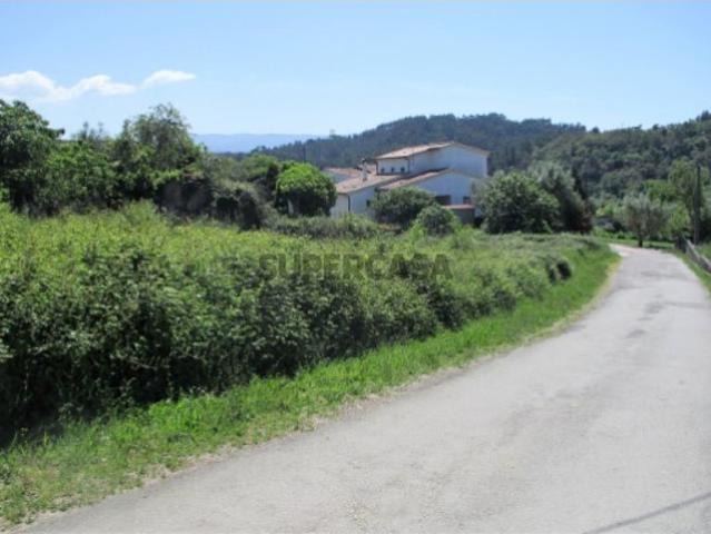 Moradia em Lamas, Miranda do Corvo, com terreno e excelentes acessos
