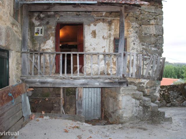 Moradia em Pedra, a dois passos do Rio Do Vilar do Do
