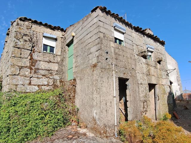 Moradia em pedra com terreno localizada em Ribeira de Carinhos Guarda