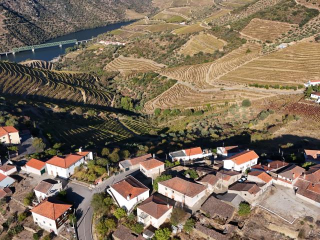 Moradia em pedra com vista para o rio Douro em Vale da Figueira São João da Pesqueira