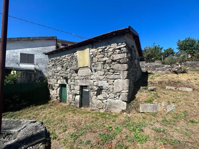Moradia em pedra, com laje de piso e telhado requalificado, num total de cerca de 1000m2 de terreno