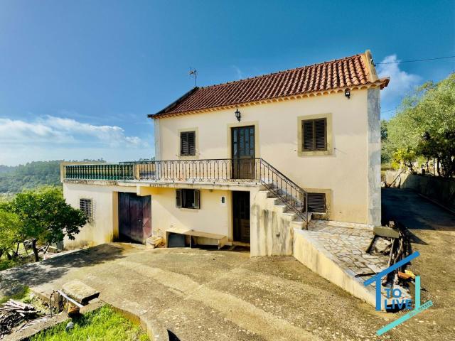Moradia em Pedra de 1937 com Terreno de 6.400 m2 – A 6 km de Tomar
