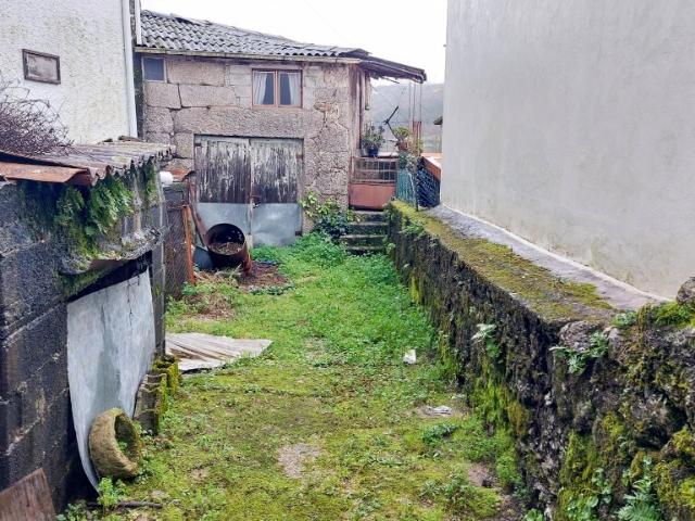 Moradia em pedra p/ Restauro Guilhofrei