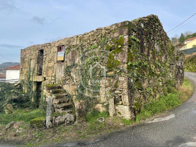 Moradia em pedra para recuperar, anexo e água própria, em Insalde, Paredes de Coura