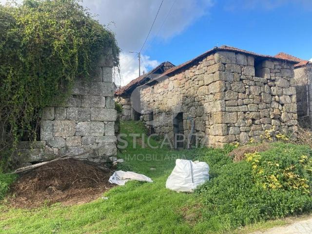 Moradia em Pedra para Recuperar com Terreno em Paredes de Viadores