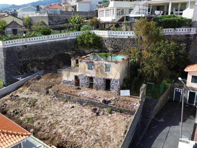 Moradia em Pedra para Recuperar | Vista Mar | A 2 Minutos do Centro do Funchal