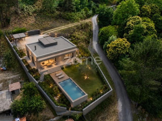 Moradia em Pedra para Restauro com Vista para o Rio do Ermal Vieira