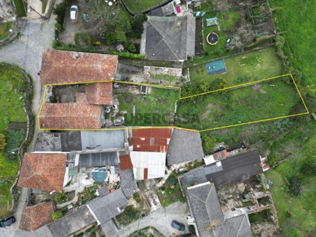 Moradia em pedra para restauro total de tipologia T2+1 em Santo Tirso