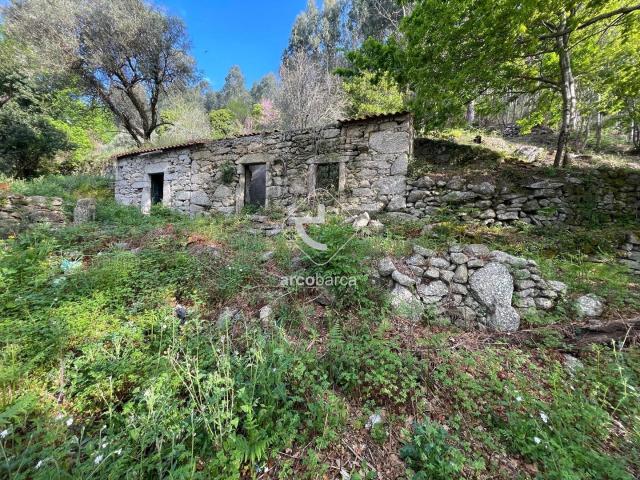 Moradia em pedra para restaurar em Cendufe Arcos de Valdevez