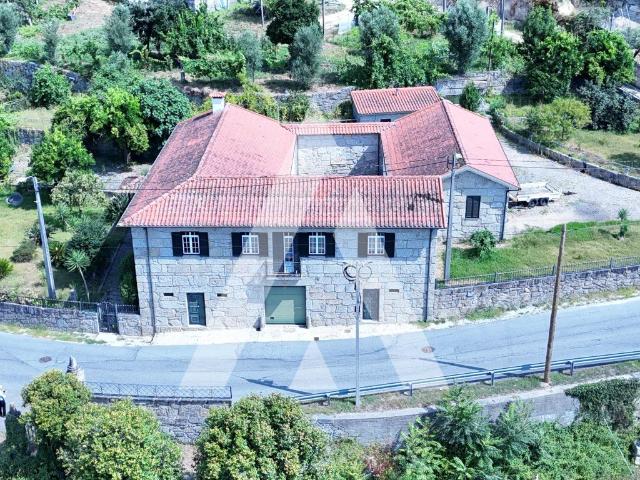Moradia em Pedra T5 com Mina de Água e Terreno de 1.512 m² 205m² Arosa e Castelões