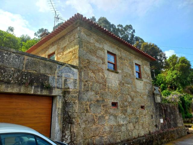 Moradia em pedra T2, situada em Portela Susã