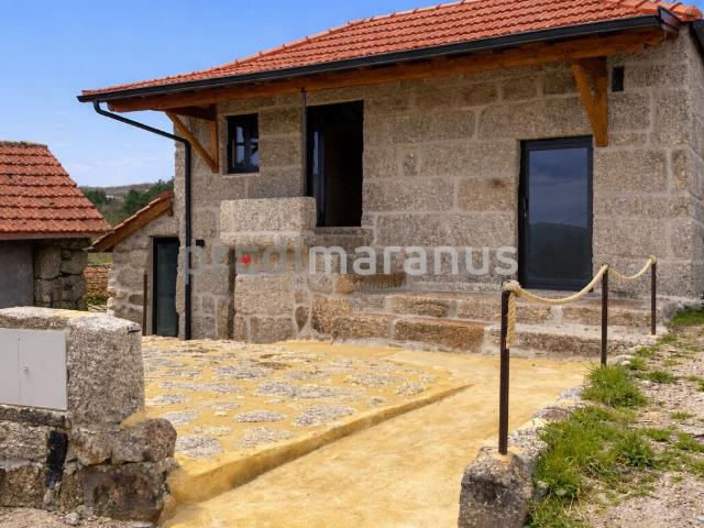 Moradia em Pedra T2, totalmente renovada. Cozinha equipada, pré instalação de A/C. Ruína com 20m2 incluída
