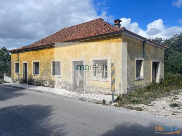 Moradia em pedra + terreno urbano dois artigos 2000m2 junto ao centro | 25053251646