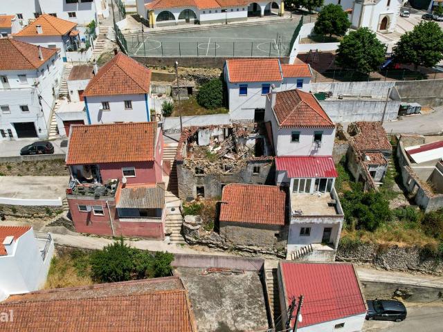 Moradia em Ruina no centro Histrico de Cheleiros