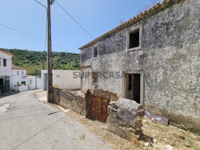 Moradia em Ruína com Excelente Exposição Solar e Lote de 272m² Mafra