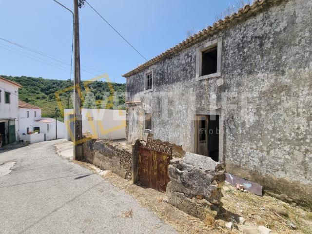 Moradia T3 em Ruína com Excelente Exposição Solar e Lote de 272m² Mafra