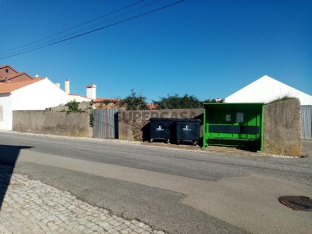 Moradia em ruina para recuperar na freguesia de Alvorninha