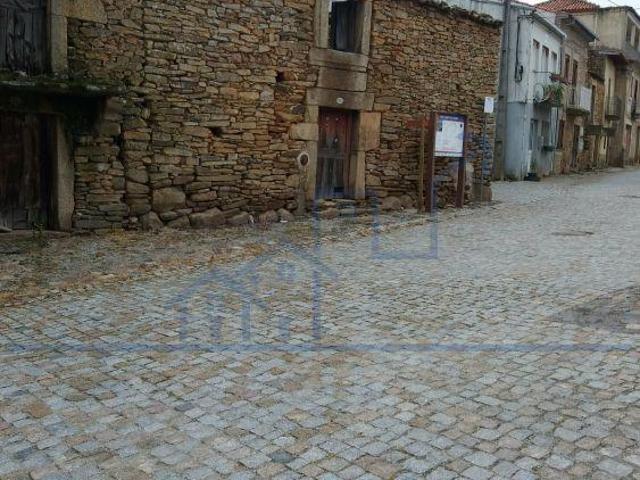 Moradia em ruinas Carviçais Torre de Moncorvo | 26084079503