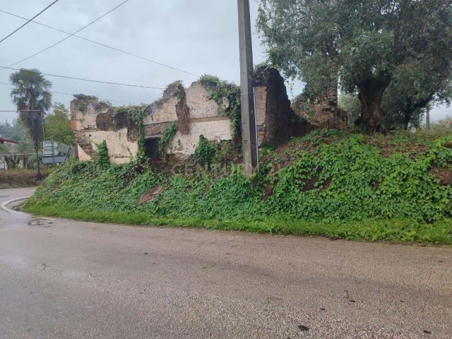 Moradia em ruínas em terreno misto, urbano e rústico, em Vendas do Rijo, perto da Barragem de Castelo de Bode