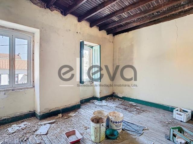 Moradia em Reabilitação | 2 Apartamentos T1 Independentes com Quintal | Chave na Mão