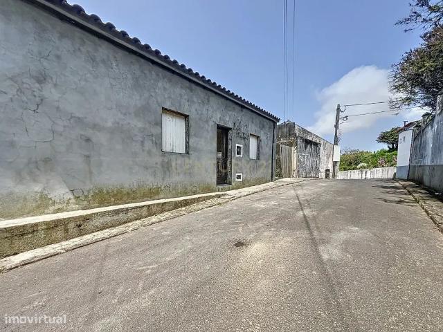 Moradia em Remodelao com Cave e Garagem Lomba da Maia