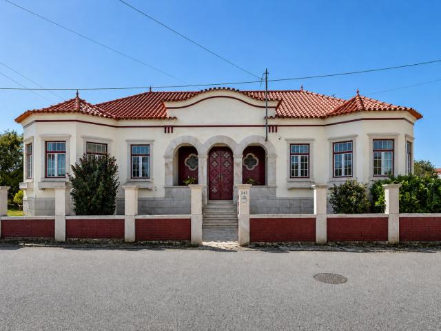 Moradia em Renovação Total com Arquitetura Moderna e Lote Generoso